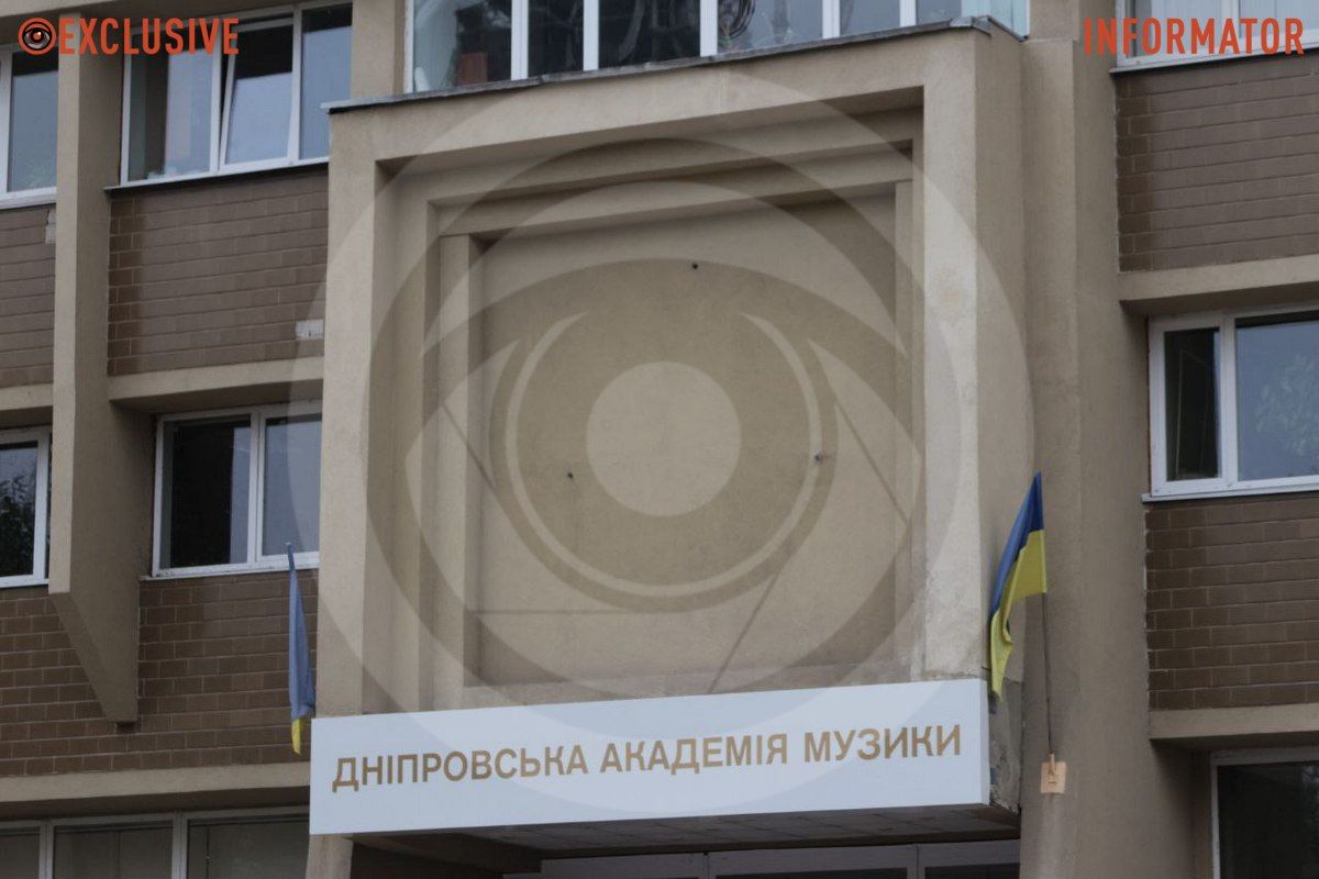Из здания убрали и барельеф с изображением Глинки Из здания убрали и барельеф с изображением Глинки
