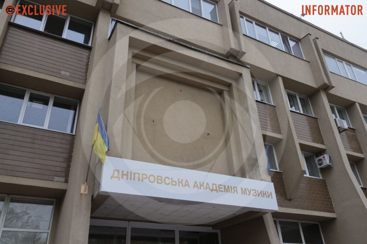 Также здесь установлена вывеска с новым названием Также здесь установлена вывеска с новым названием