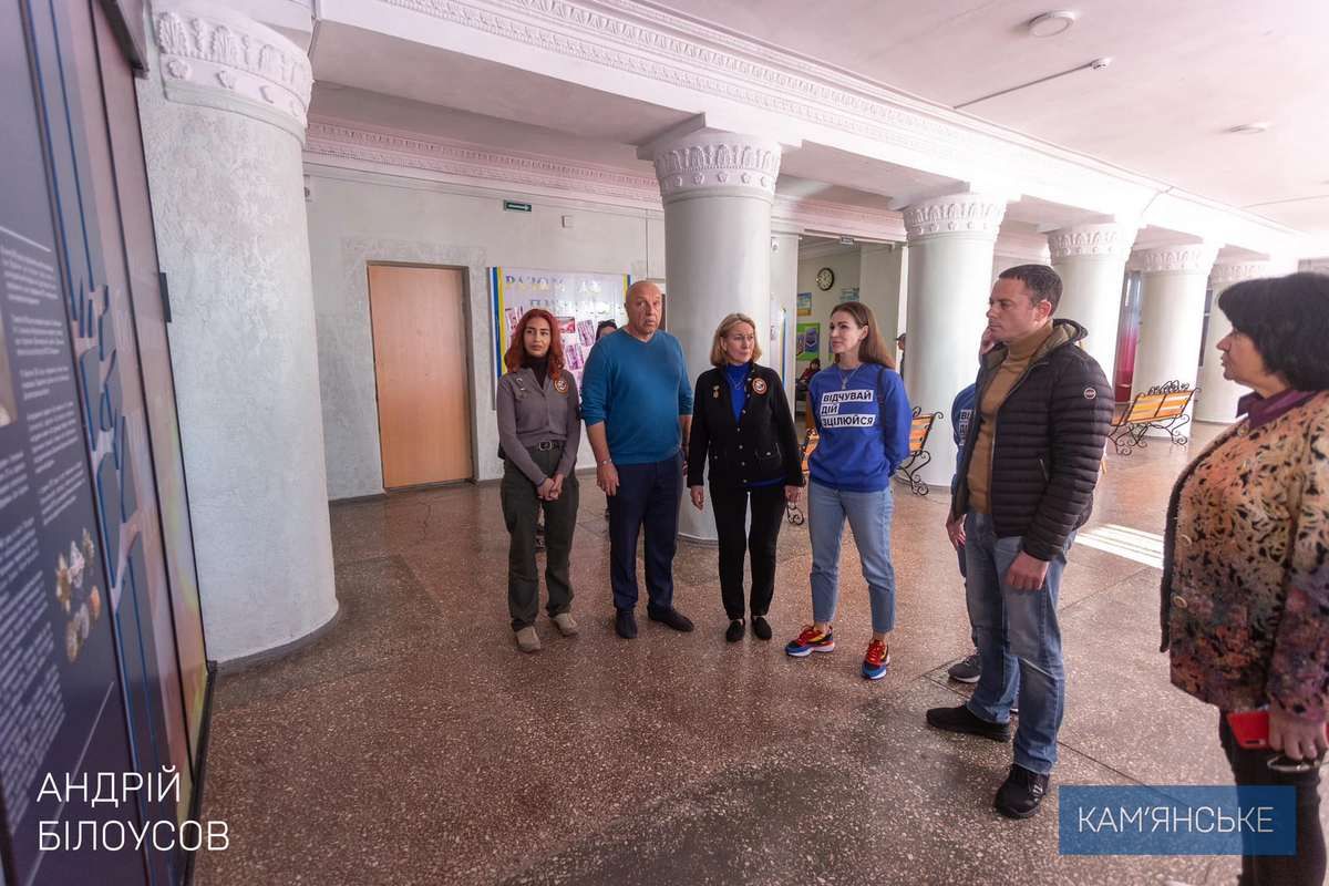 Также посетили Лицей №37, в котором создана Стена Памяти в честь погибшего каменчанина Максима Самойловича