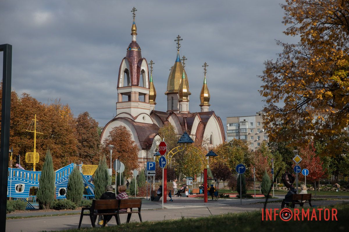 Сквер Усачова знаходиться на лівому березі