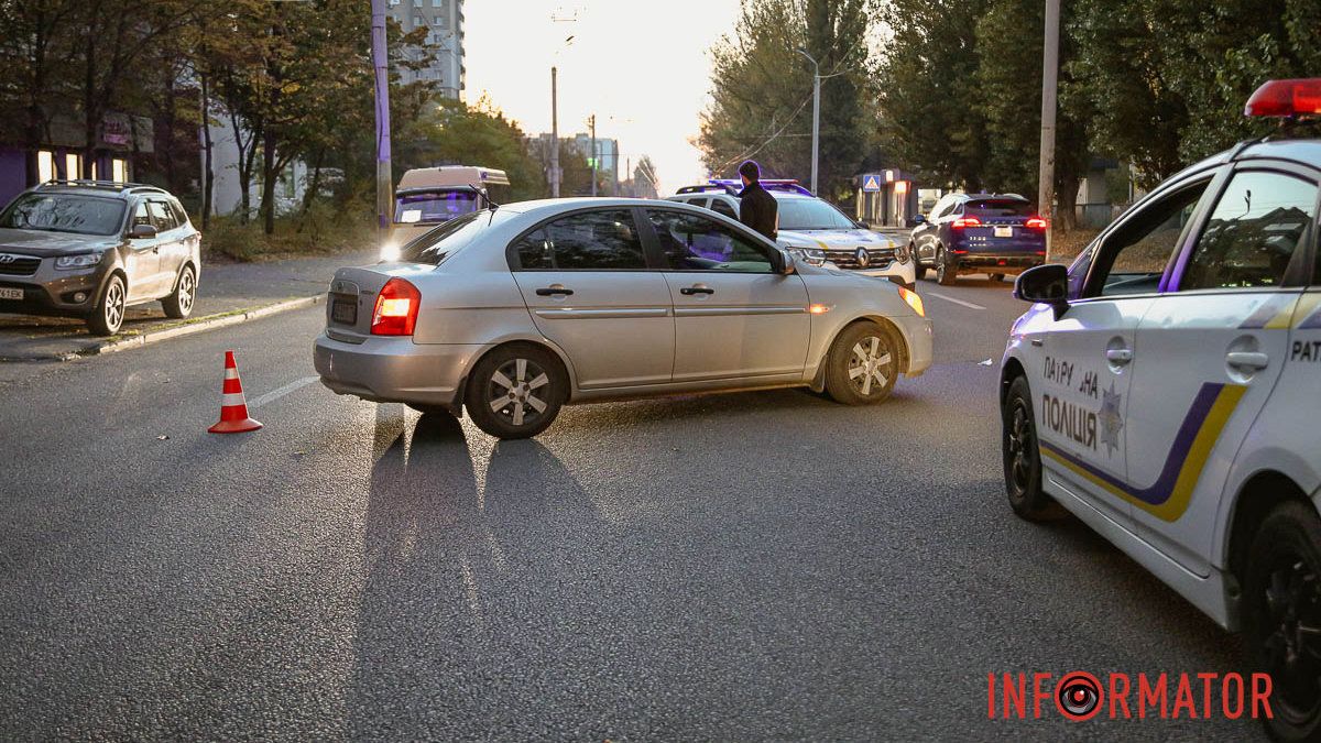 В Днепре на Калиновой Hyundai сбил человека: движение затруднено