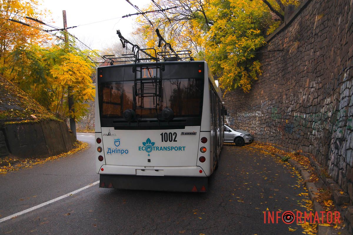 Тут столкнулись автомобиль Skoda и троллейбус №10