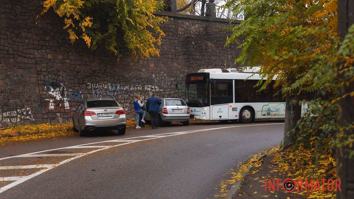 У Дніпрі на Овражній Skoda зіштовхнулась з тролейбусом №10