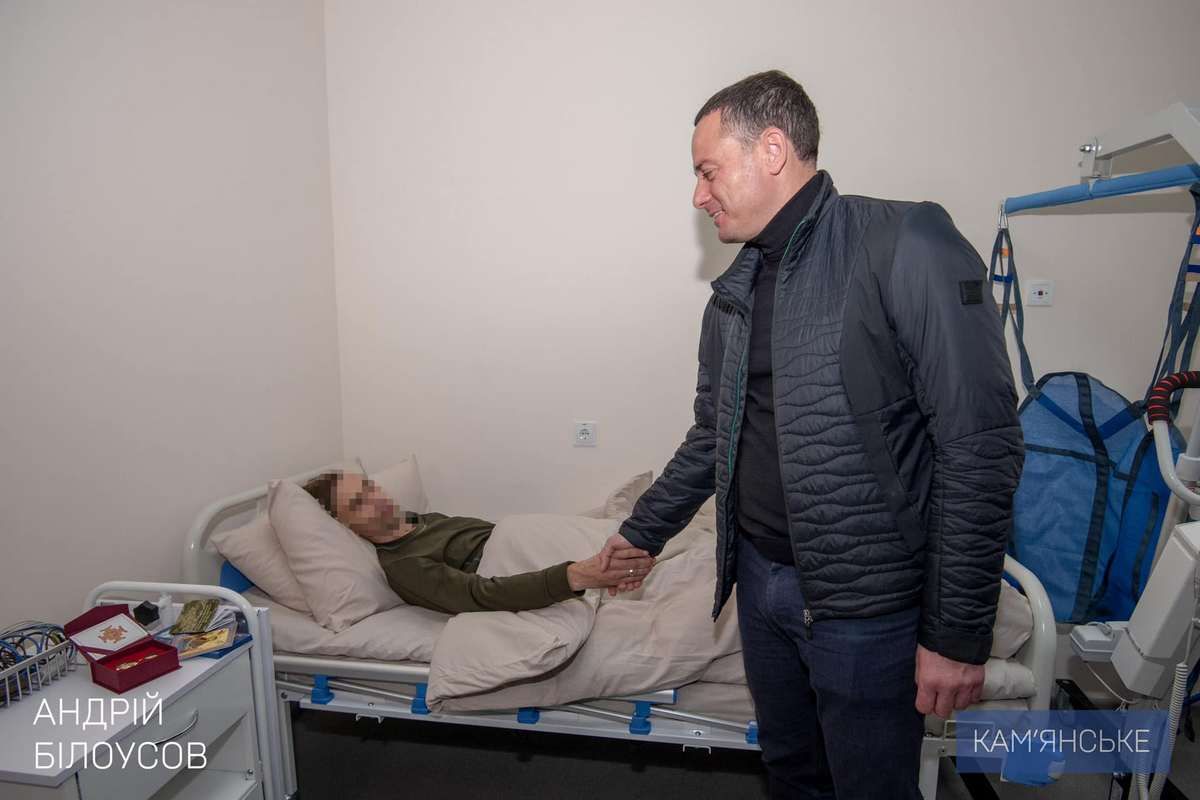 Мер Кам'янського Андрій Білоусов з бійцями Мер Кам'янського Андрій Білоусов з бійцями