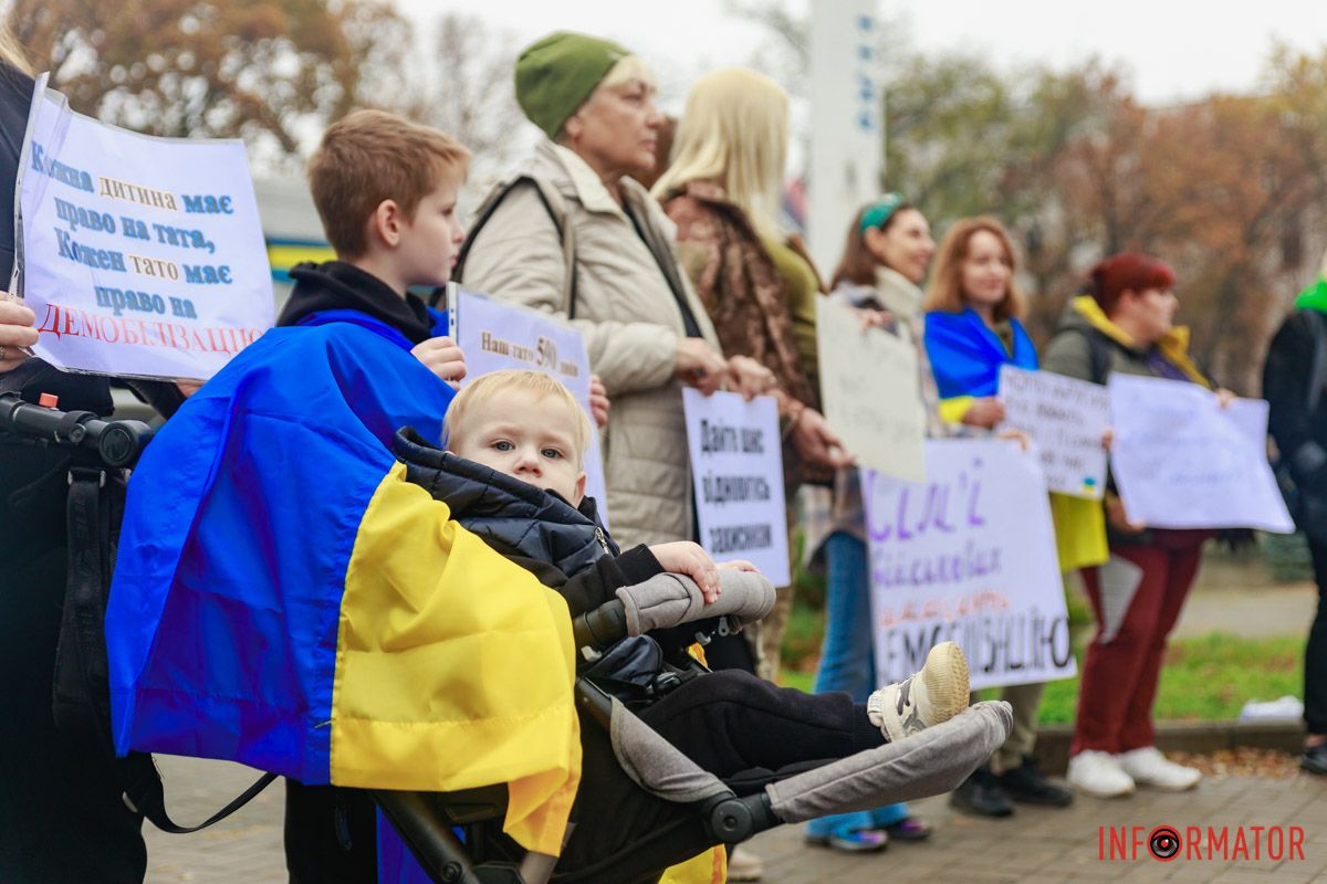 На неї прийшли діти, дружини та рідні Захисників