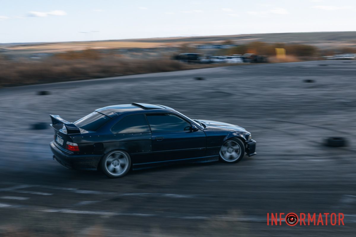 Выск резины, рев моторов и управляемый занос