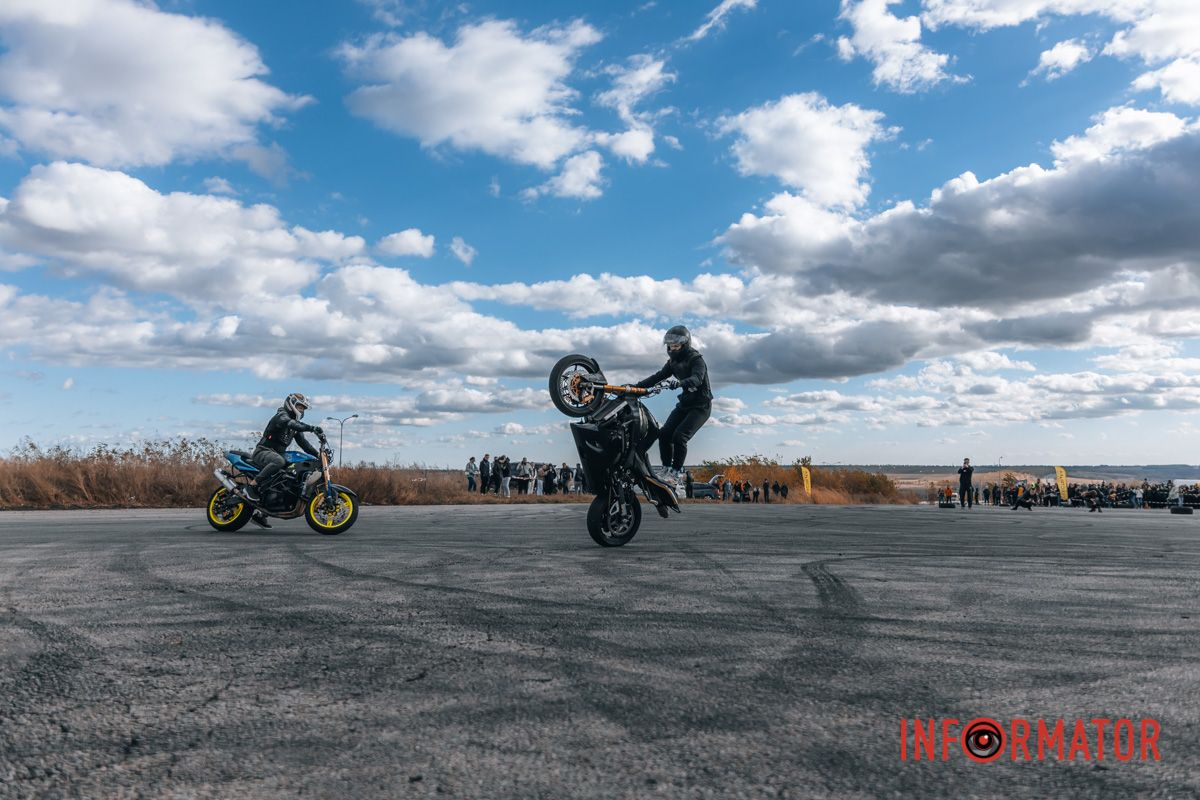 Мотоциклисты развлекают публику