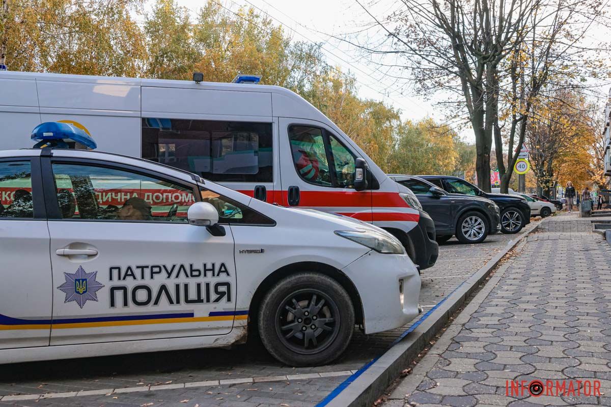 Сюда приехали медики и полицейские Сюда приехали медики и полицейские