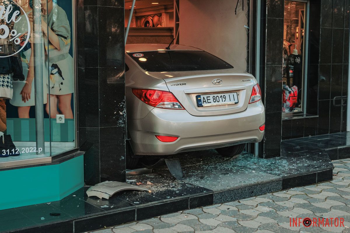 По предварительным данным, женщина пыталась припарковаться и перепутала педали По предварительным данным, женщина пыталась припарковаться и перепутала педали