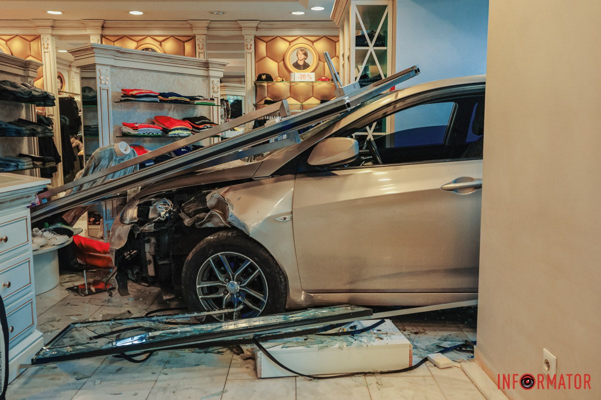 От удара вынесло входную дверь От удара вынесло входную дверь