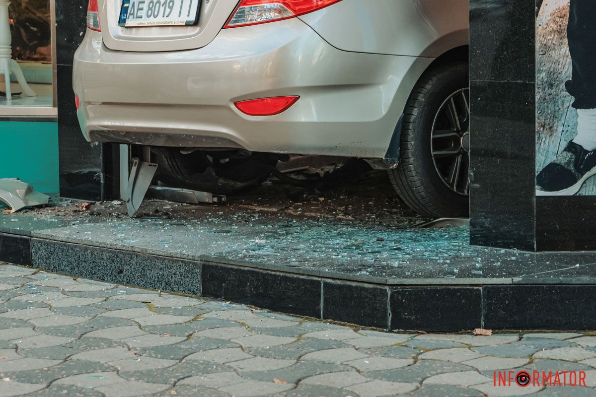 Здесь водитель Hyundai Accent въехала в магазин детской одежды Здесь водитель Hyundai Accent въехала в магазин детской одежды