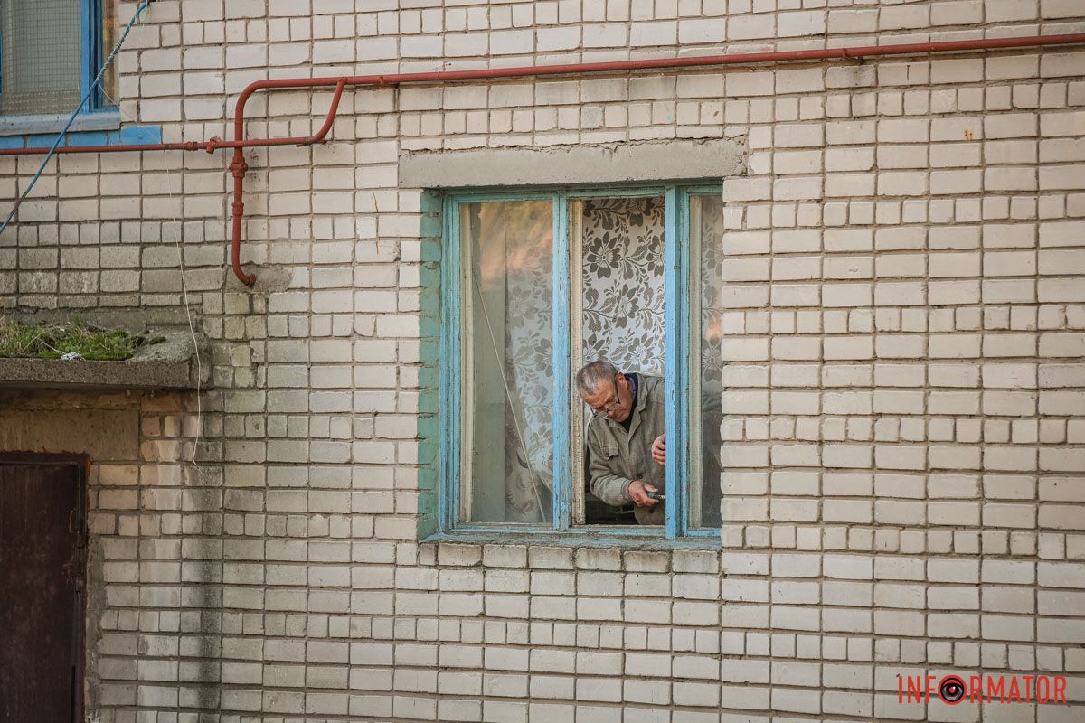 Муж забивает окна Муж забивает окна