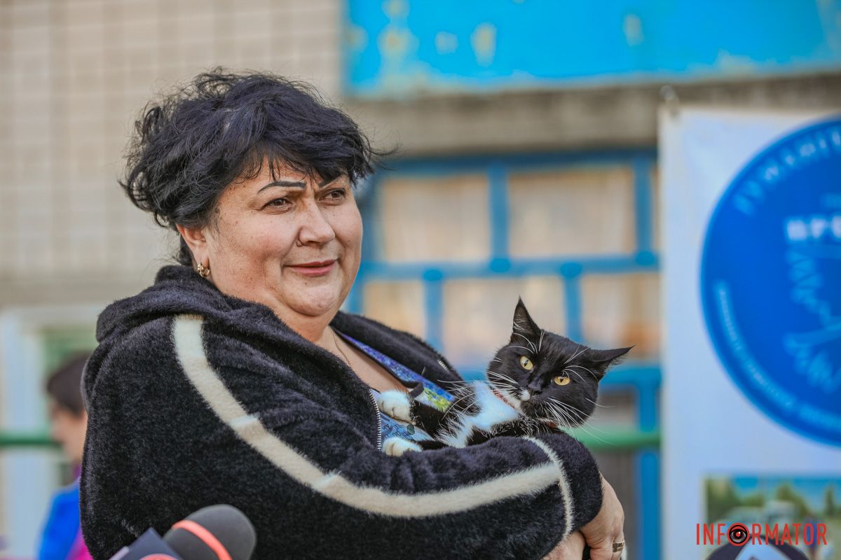 Наталія Миколаївна з кішкою Басею