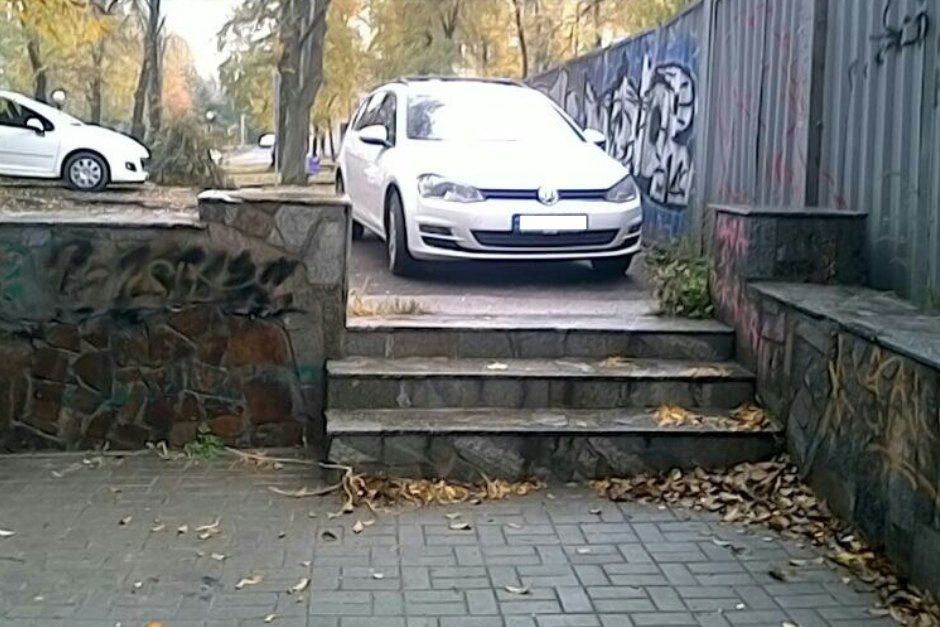 Комунальники нагадують, що евакуюють авто, припарковані на пішохідних переходах, перехрестях, тротуарах, зупинках громадського транспорту Комунальники нагадують, що евакуюють авто, припарковані на пішохідних переходах, перехрестях, тротуарах, зупинках громадського транспорту