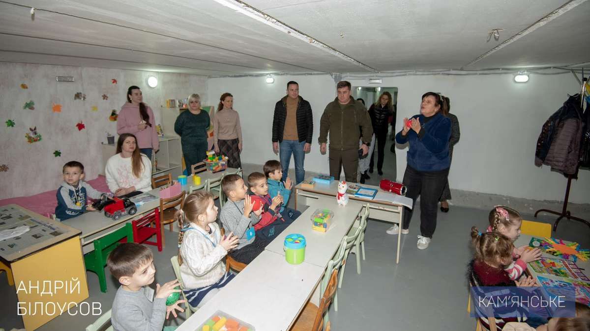 В учебных заведениях Каменского продолжаются работы по обустройству укрытий