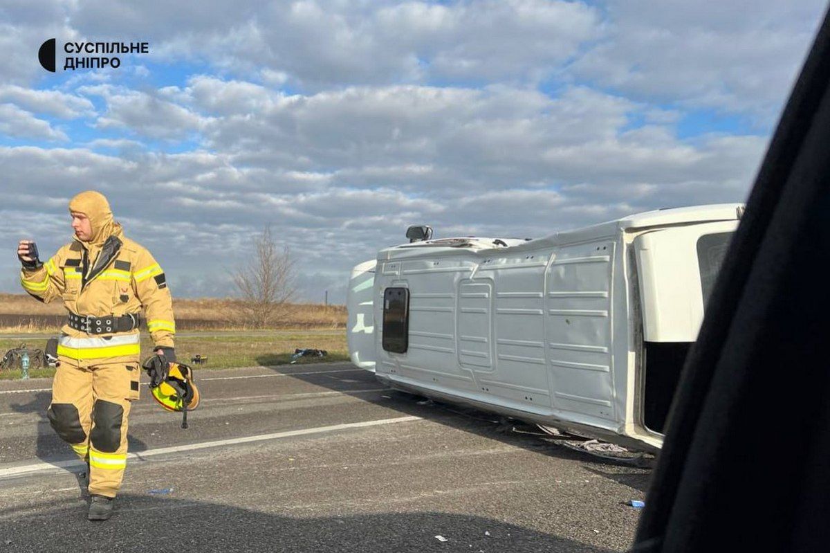 Там зіштовхнулись автобус Renault та вантажівка КамАЗ Там зіштовхнулись автобус Renault та вантажівка КамАЗ