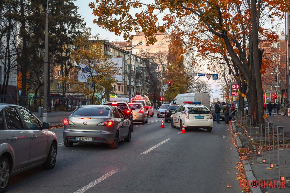 атрульні перекрили рух з проспекту Яворницького на вулицю Словацького атрульні перекрили рух з проспекту Яворницького на вулицю Словацького