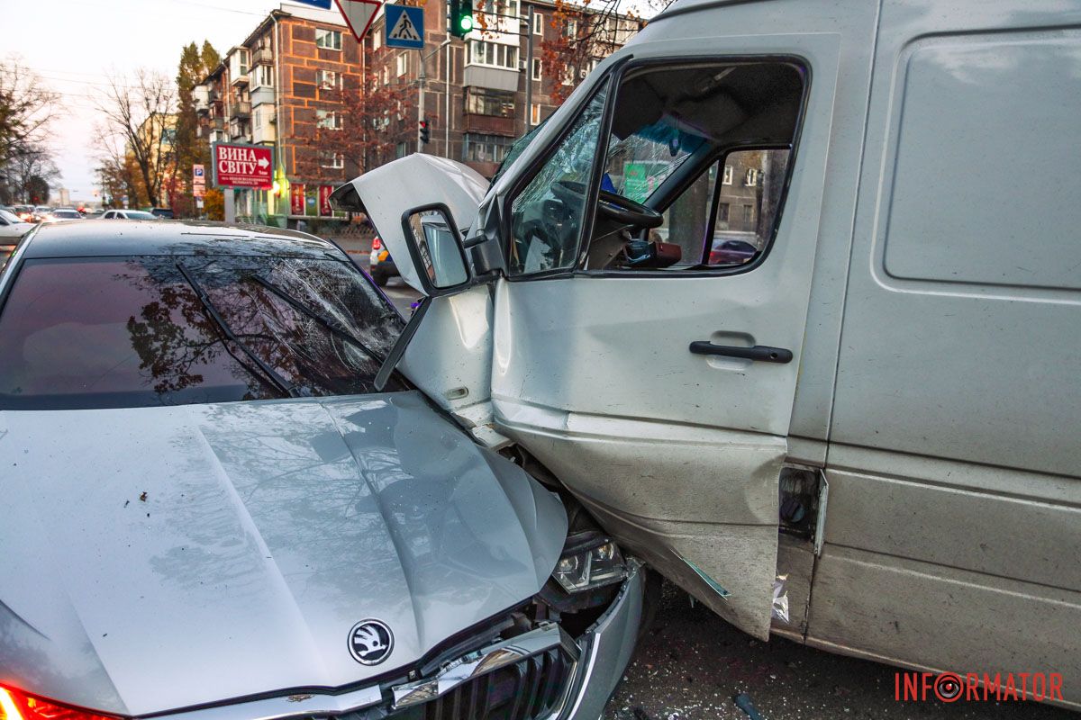 Машину винесло на зустрічну смугу Машину винесло на зустрічну смугу