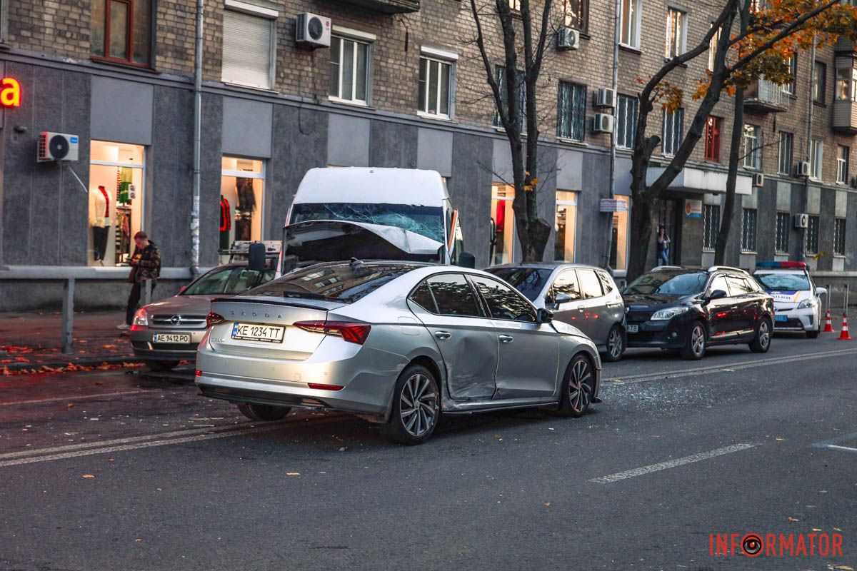 Від удару Skoda вилетіла на зустрічну смугу на вулиці Словацького Від удару Skoda вилетіла на зустрічну смугу на вулиці Словацького