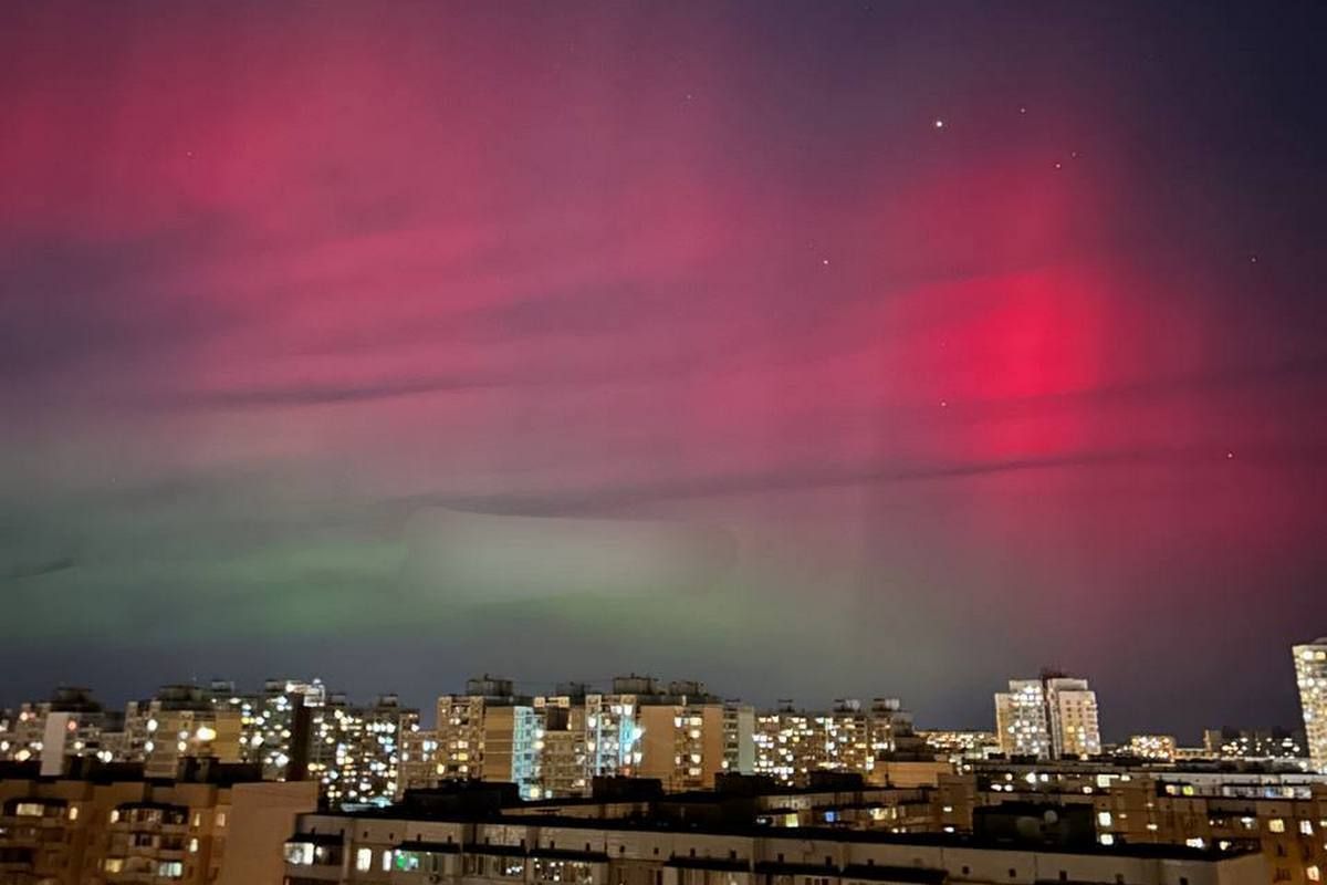 Небо над городами Украины окрасилось в красный цвет