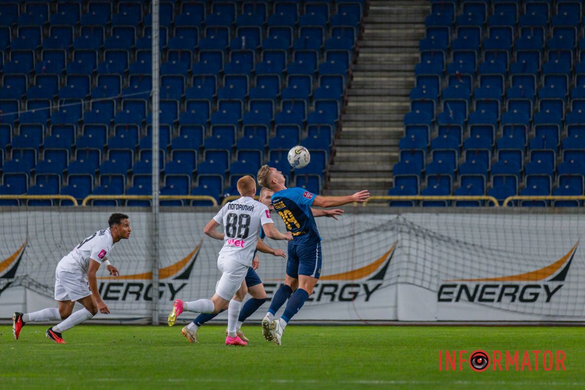 При порожніх трибунах, без уболівальників