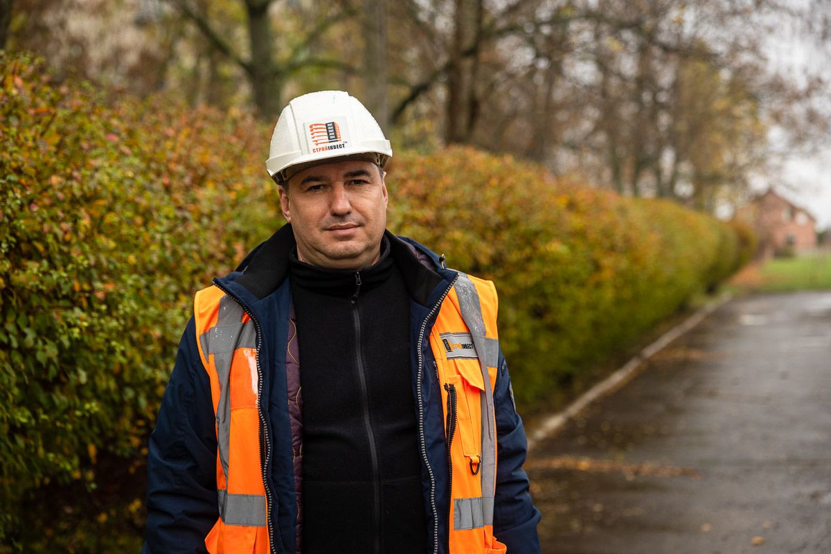 Будівельники працюють щодня. Є в них навіть нічні зміни Будівельники працюють щодня. Є в них навіть нічні зміни
