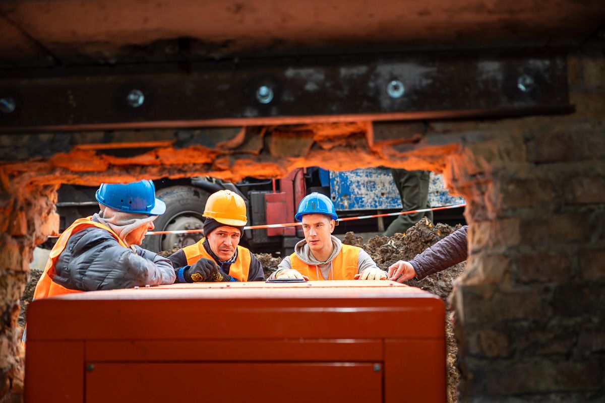 Заливали бетоном підлогу. Вже змонтували основні комунікації Заливали бетоном підлогу. Вже змонтували основні комунікації