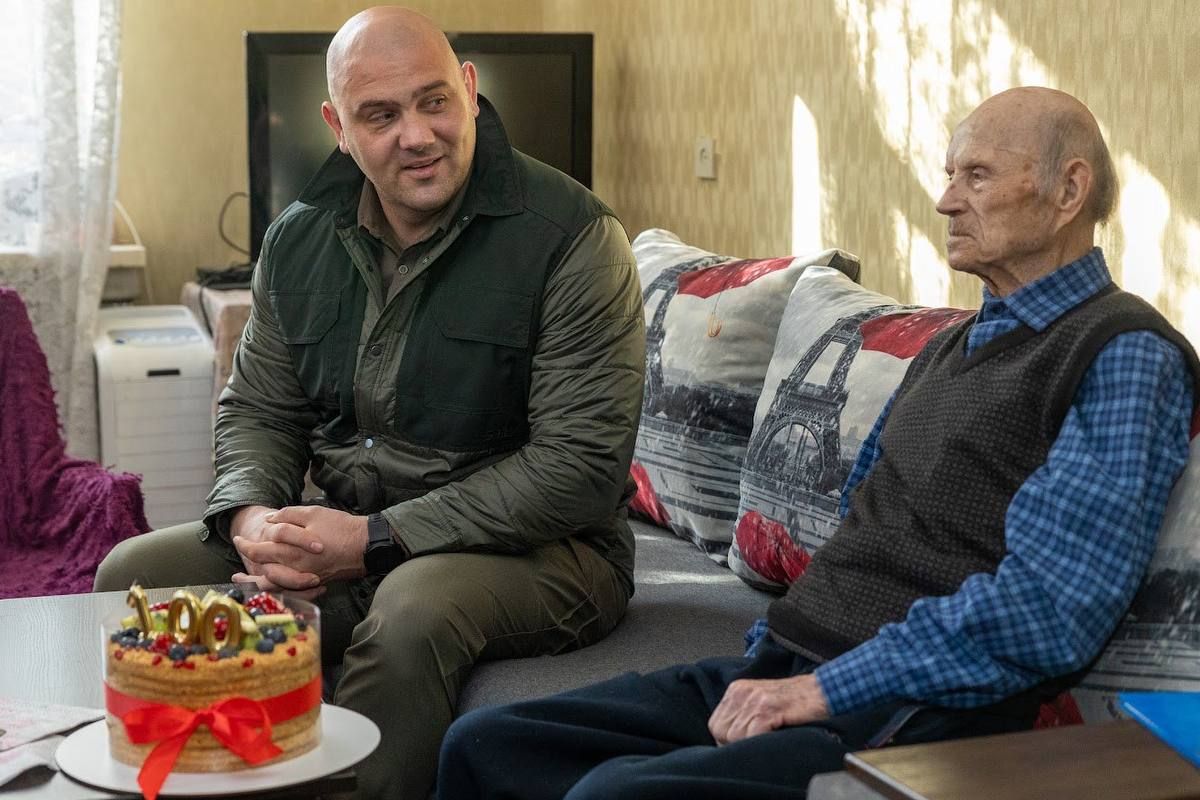 За плечами мужчины – богатая история