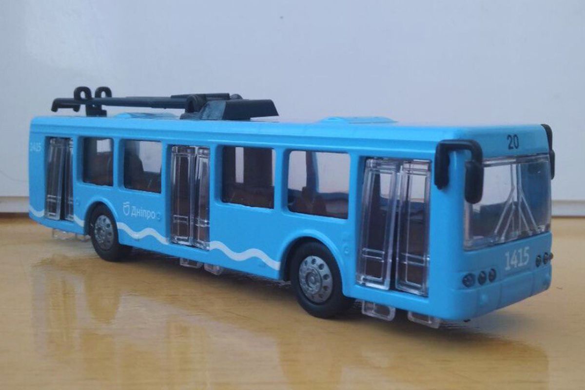 Игрушечный троллейбус