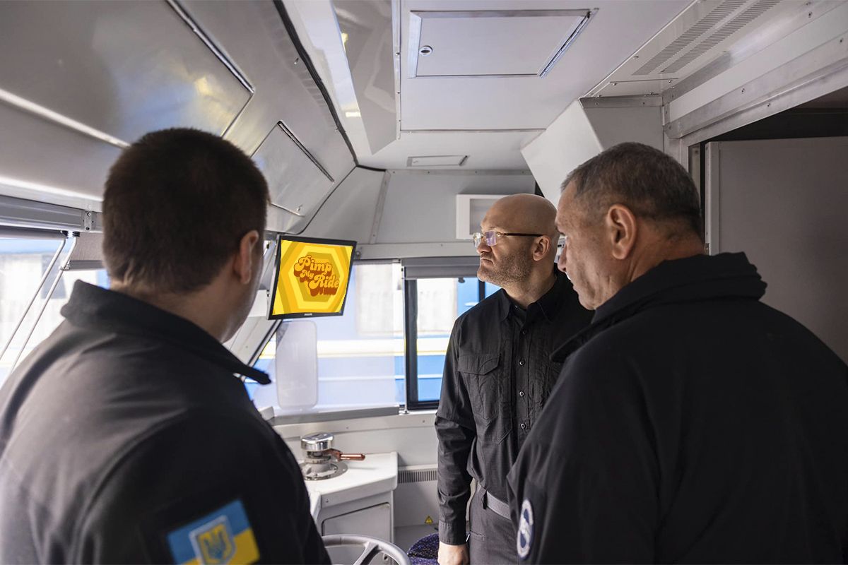 Крім того, у вагонах зробили місця для перевезення велосипедів Крім того, у вагонах зробили місця для перевезення велосипедів