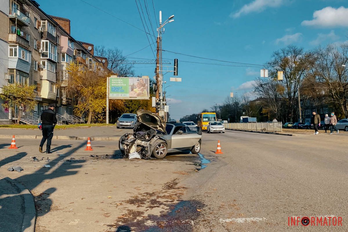 ДТП на перекрестке проспекта Богдана Хмельницкого и улицы Леонида Стромцова ДТП на перекрестке проспекта Богдана Хмельницкого и улицы Леонида Стромцова