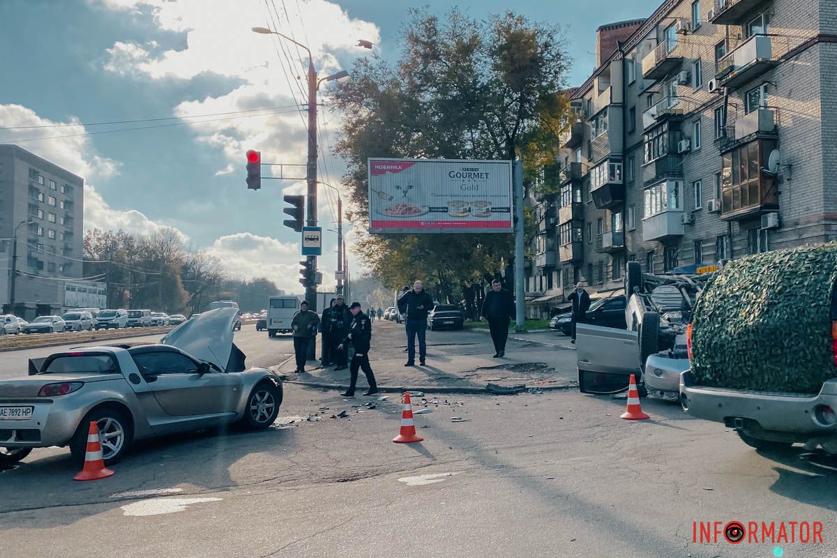 Toyota перевернулась на крышу Toyota перевернулась на крышу