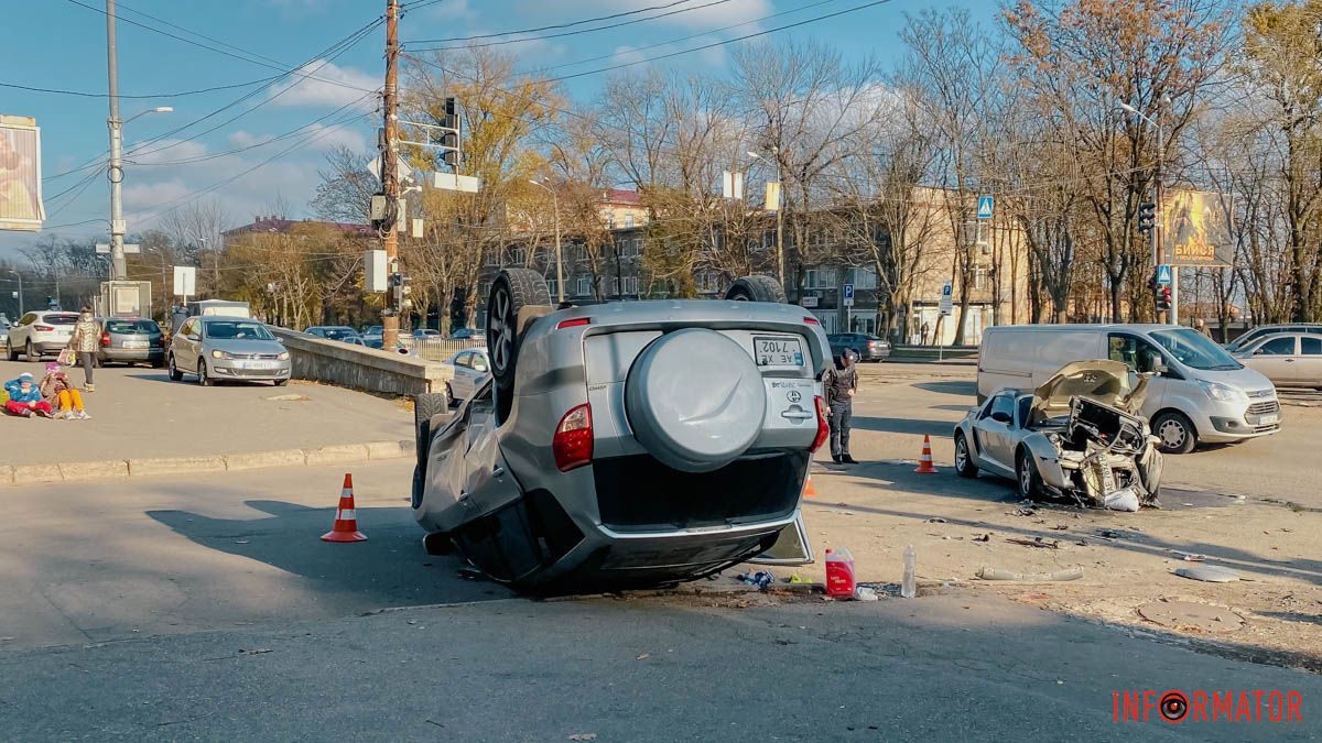 В Днепре на Богдана Хмельницкого Toyota перевернулась после столкновения со Smart: пострадал мужчина