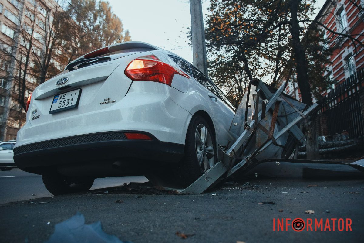 Кормивщица выехала на тротуар, сбила ситилайт и врезалась в столб