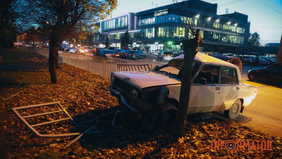 У Дніпрі біля «Славутича» на Поля ВАЗ врізався в огорожу