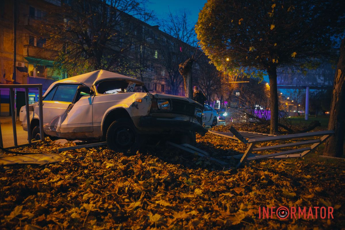 На проспекті Поля ВАЗ врізався в огорожу