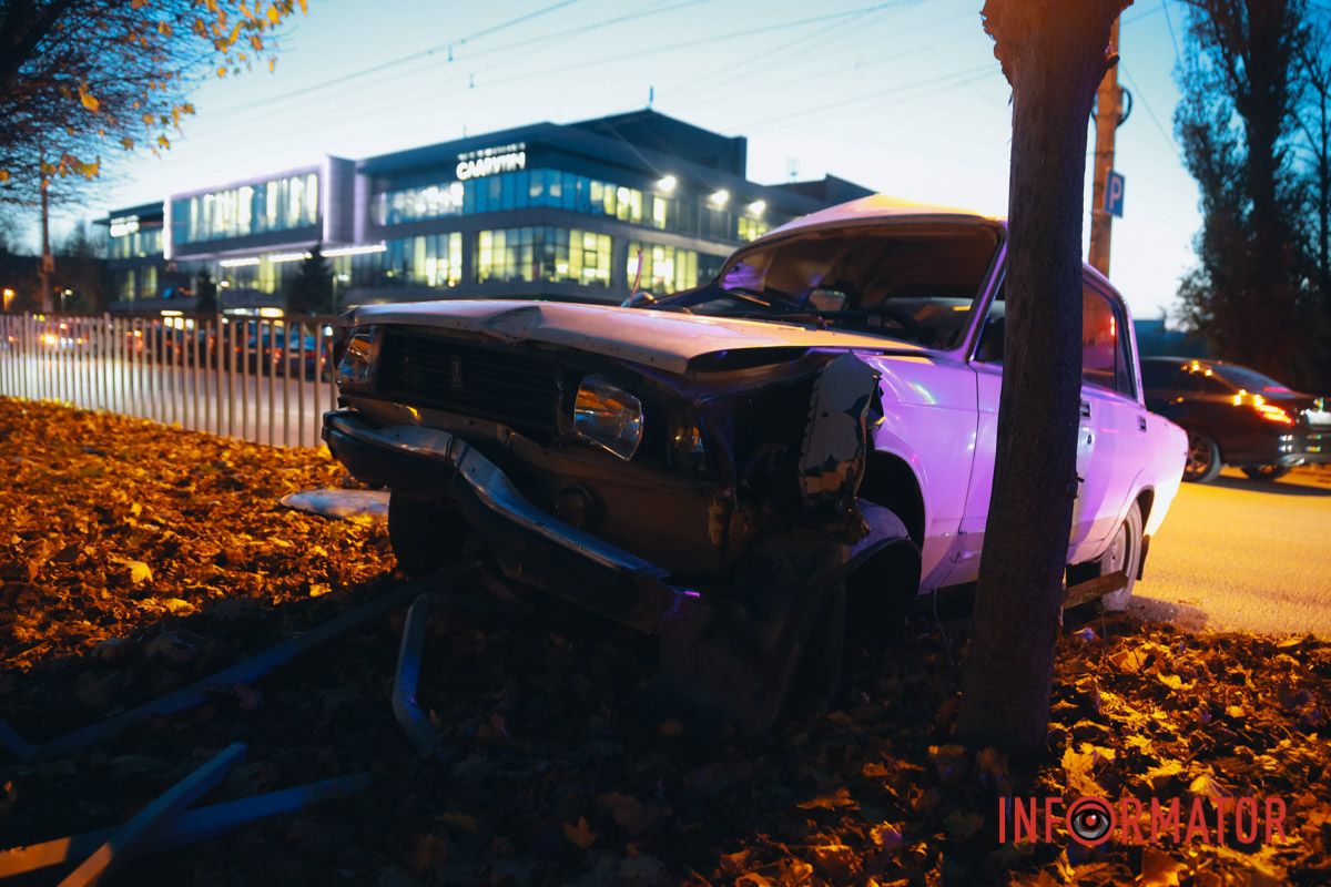 У крайній лівій смузі стоїть поліцейська машина