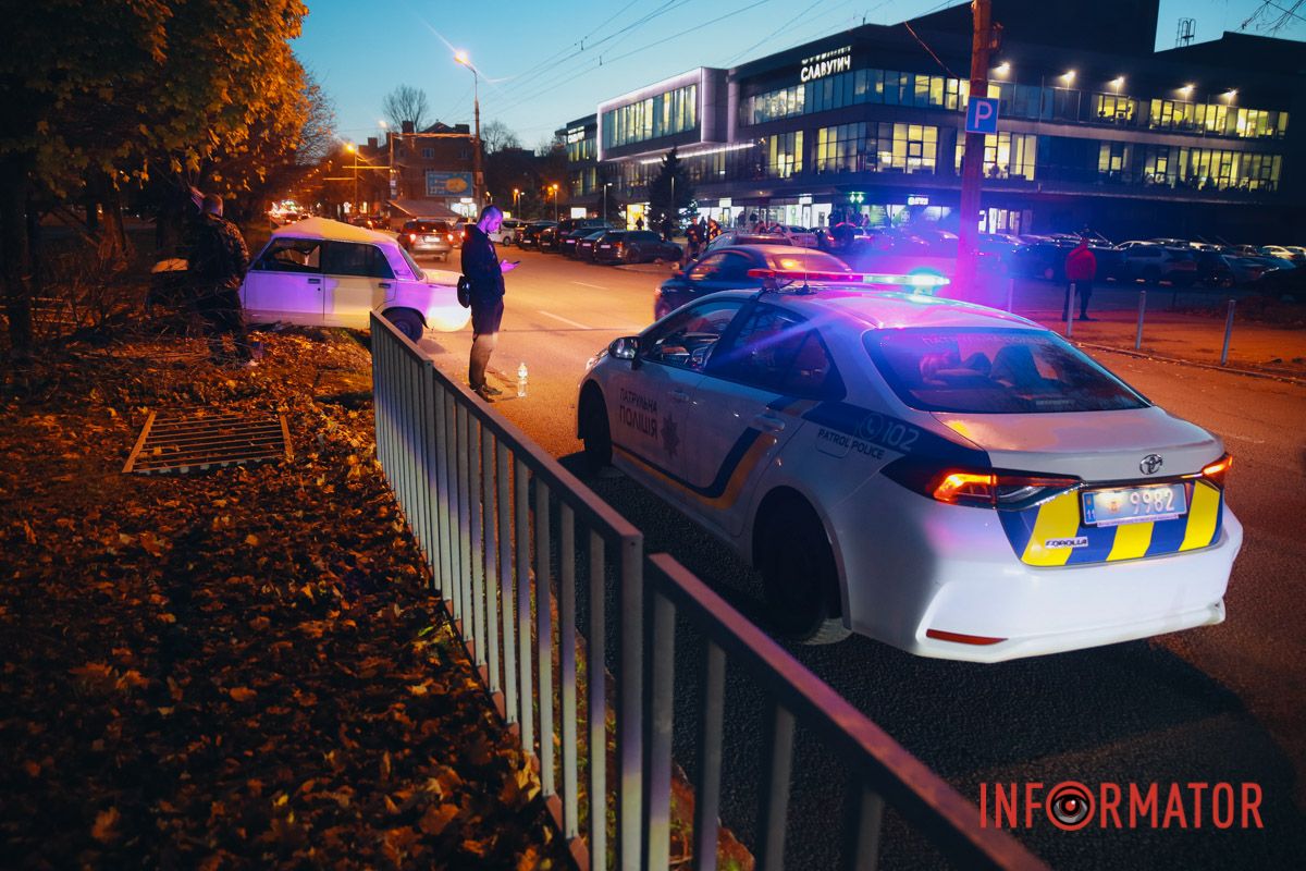 Поруч з ТЦ «Славутич»