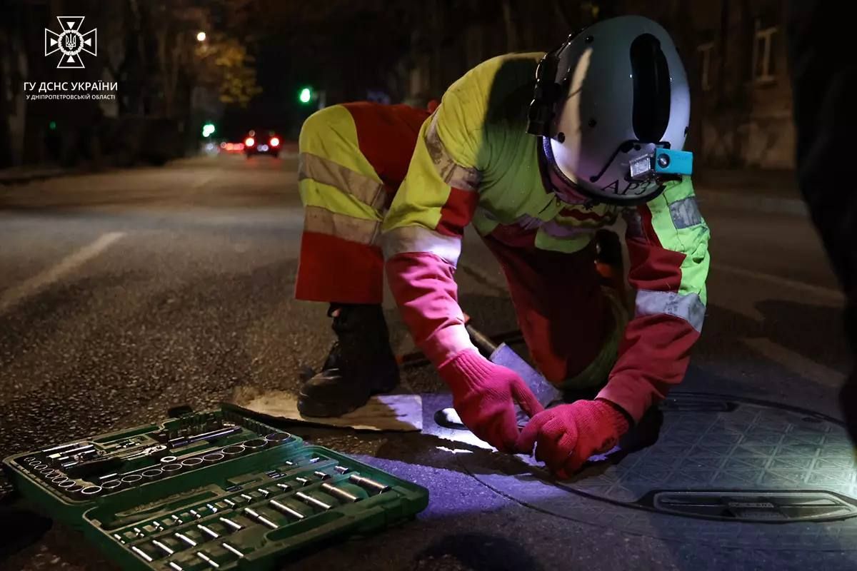 К вечеру 10 ноября у улицы Воскресенской 7 человек заблудились в трехметровом коллекторе