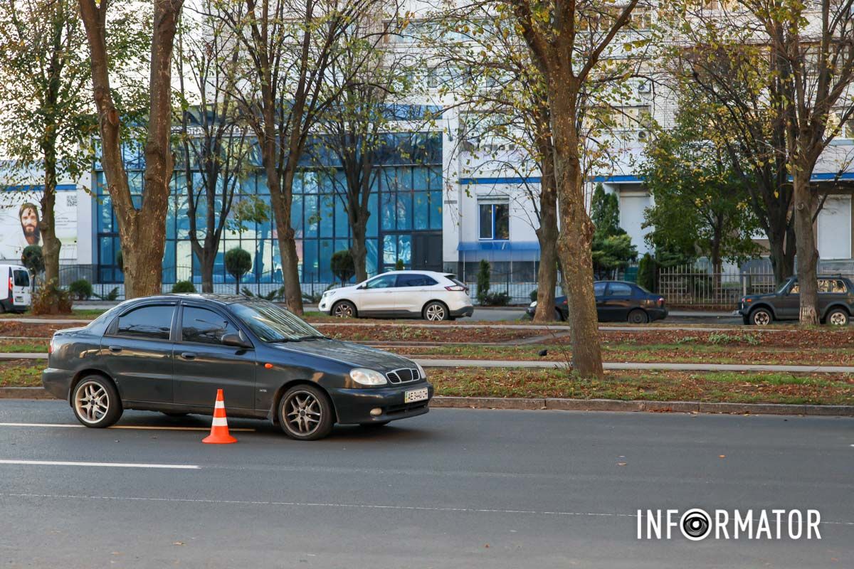 В этот момент со стороны трамвайной остановки уходила женщина