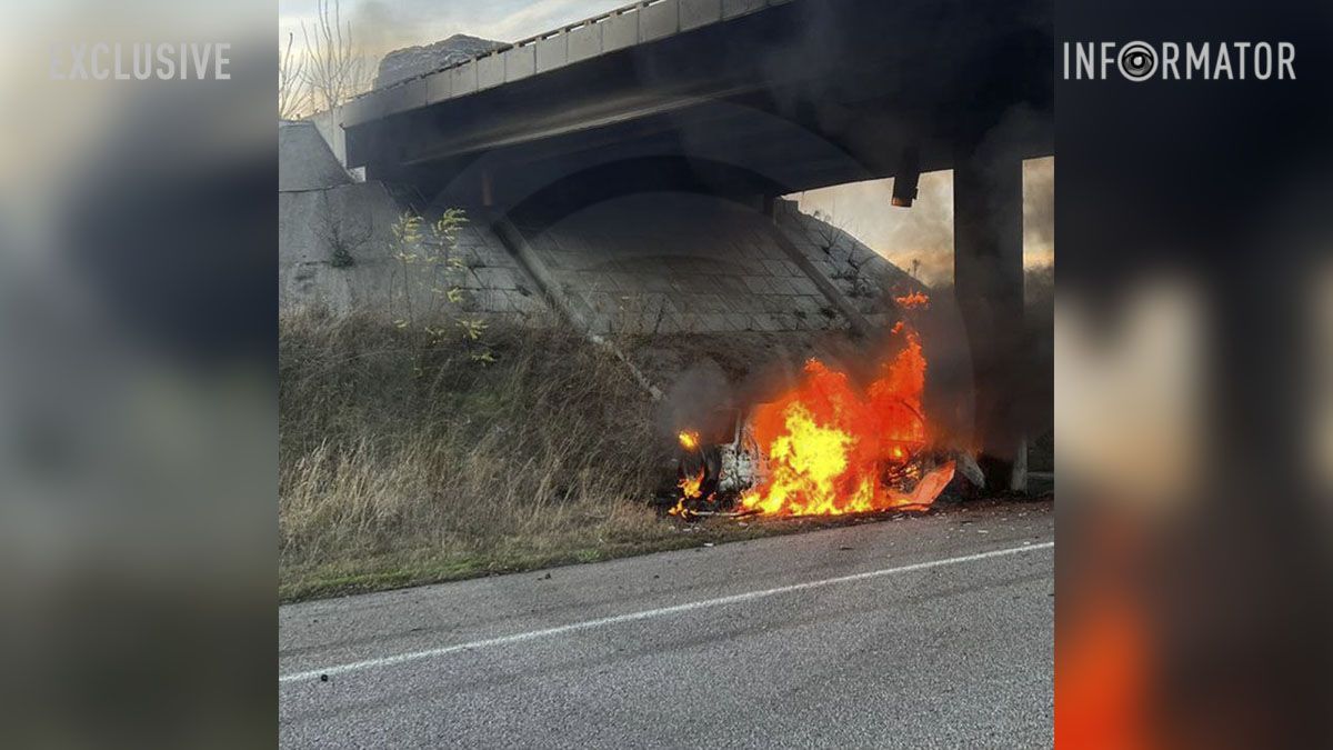 Погибли три человека: на объездной Днепра Toyota Land Cruiser Prado врезалась в опору моста и загорелась