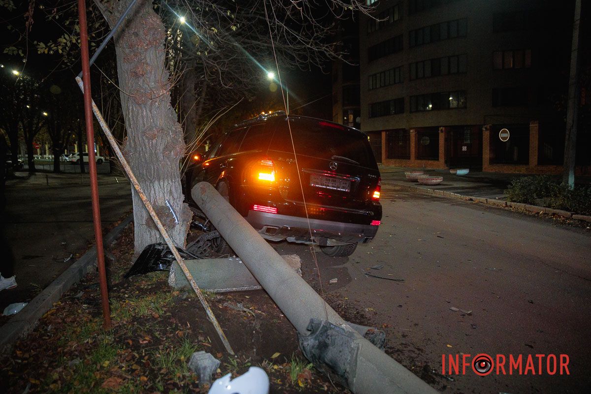 Водитель Ford перед гостиницей Водитель Ford перед гостиницей