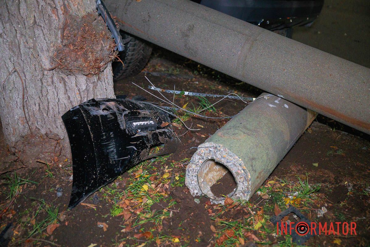 В этот момент в Ford врезался Mercedes, затем последний автомобиль снес столб В этот момент в Ford врезался Mercedes, затем последний автомобиль снес столб