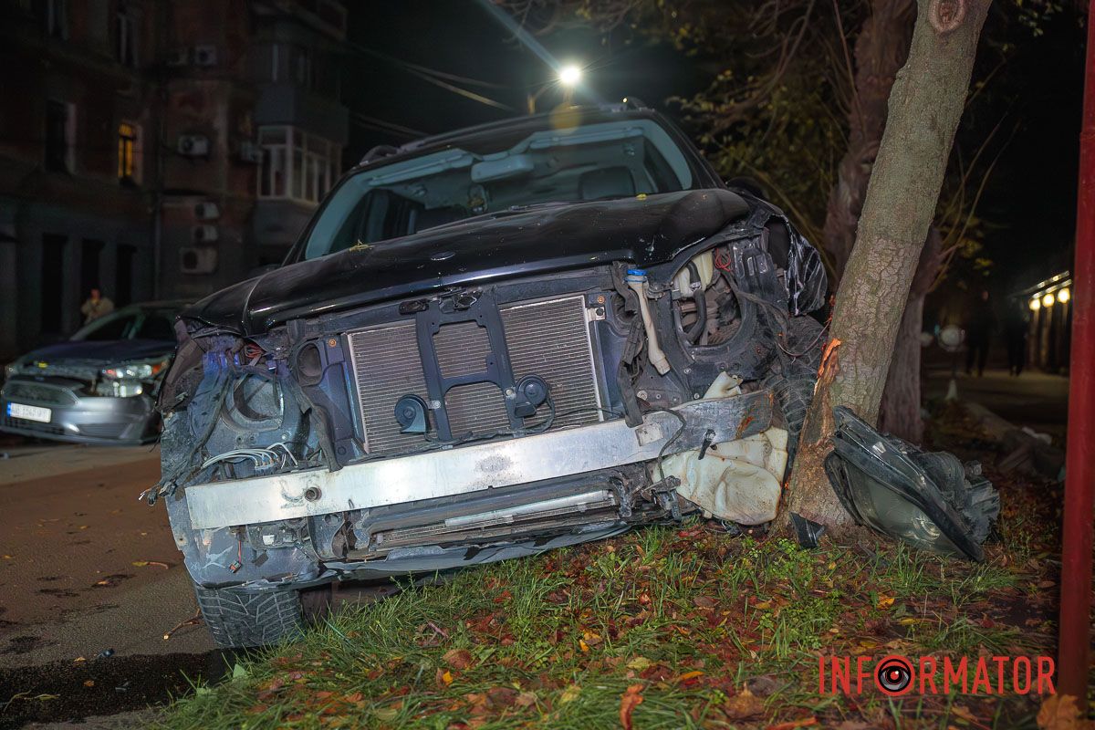 Mercedes врезался в Форд и снес столб Mercedes врезался в Форд и снес столб