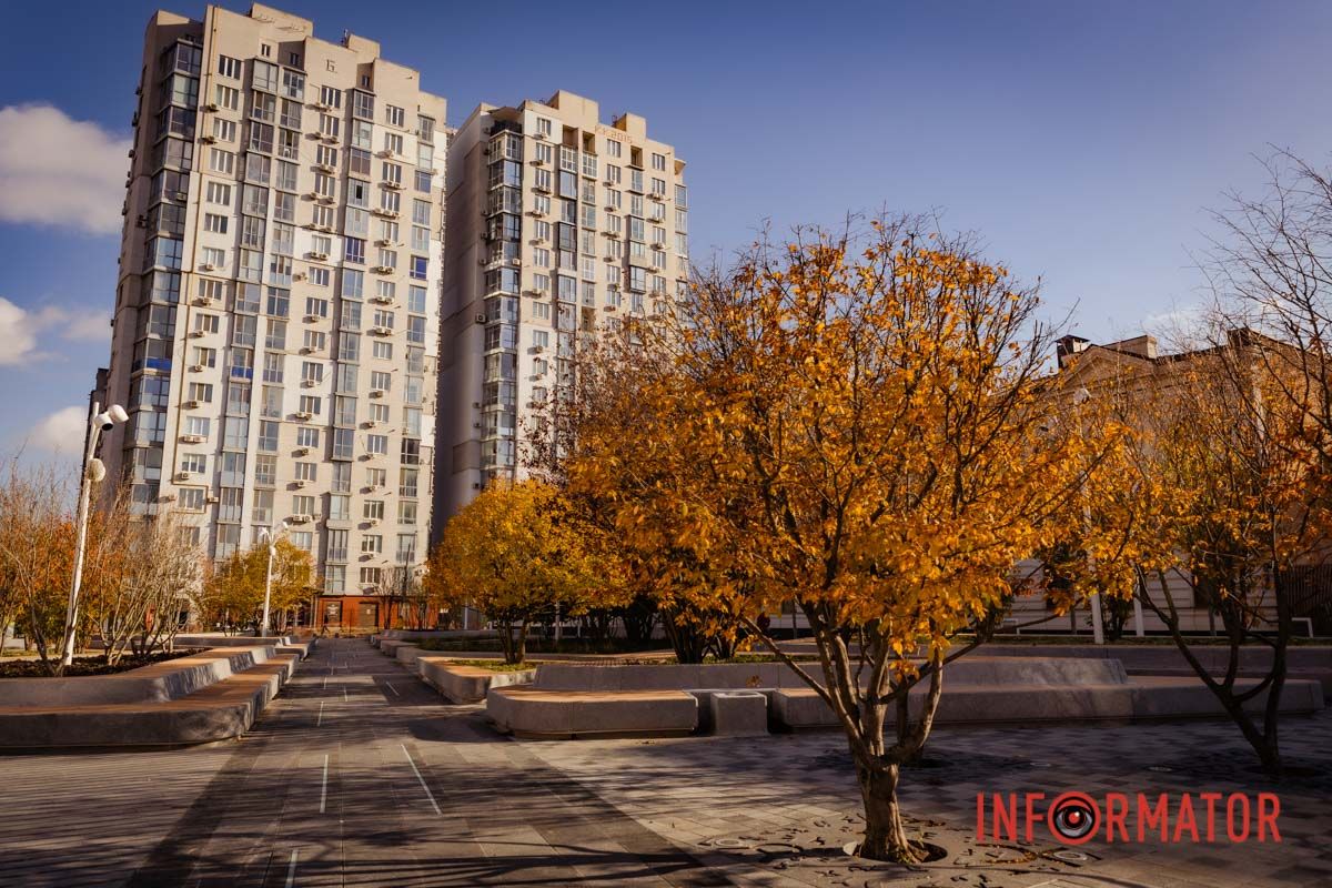 Сейчас забор убрали с трех сторон площади