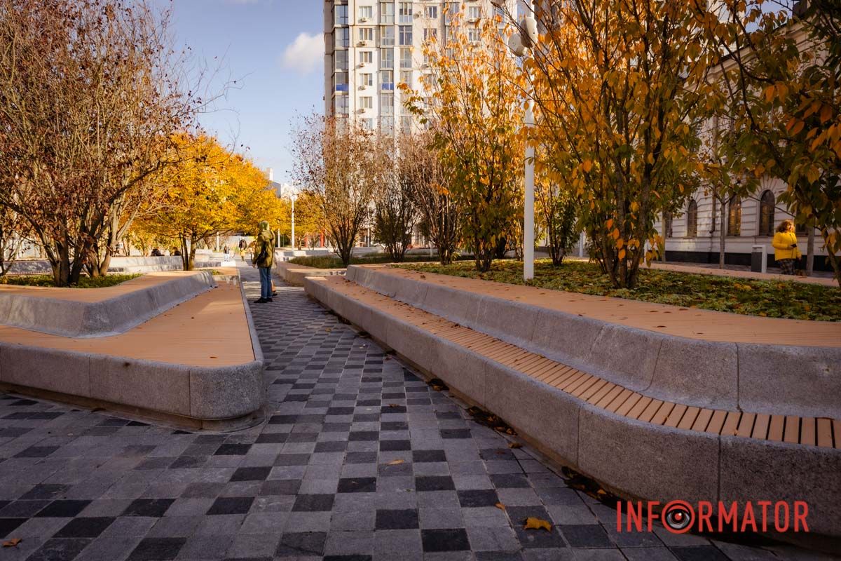 Скамьи, которые плавно перетекают в клумбы