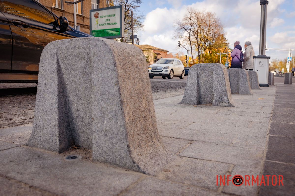 Антипарковочные "столбики" здесь тоже особенные