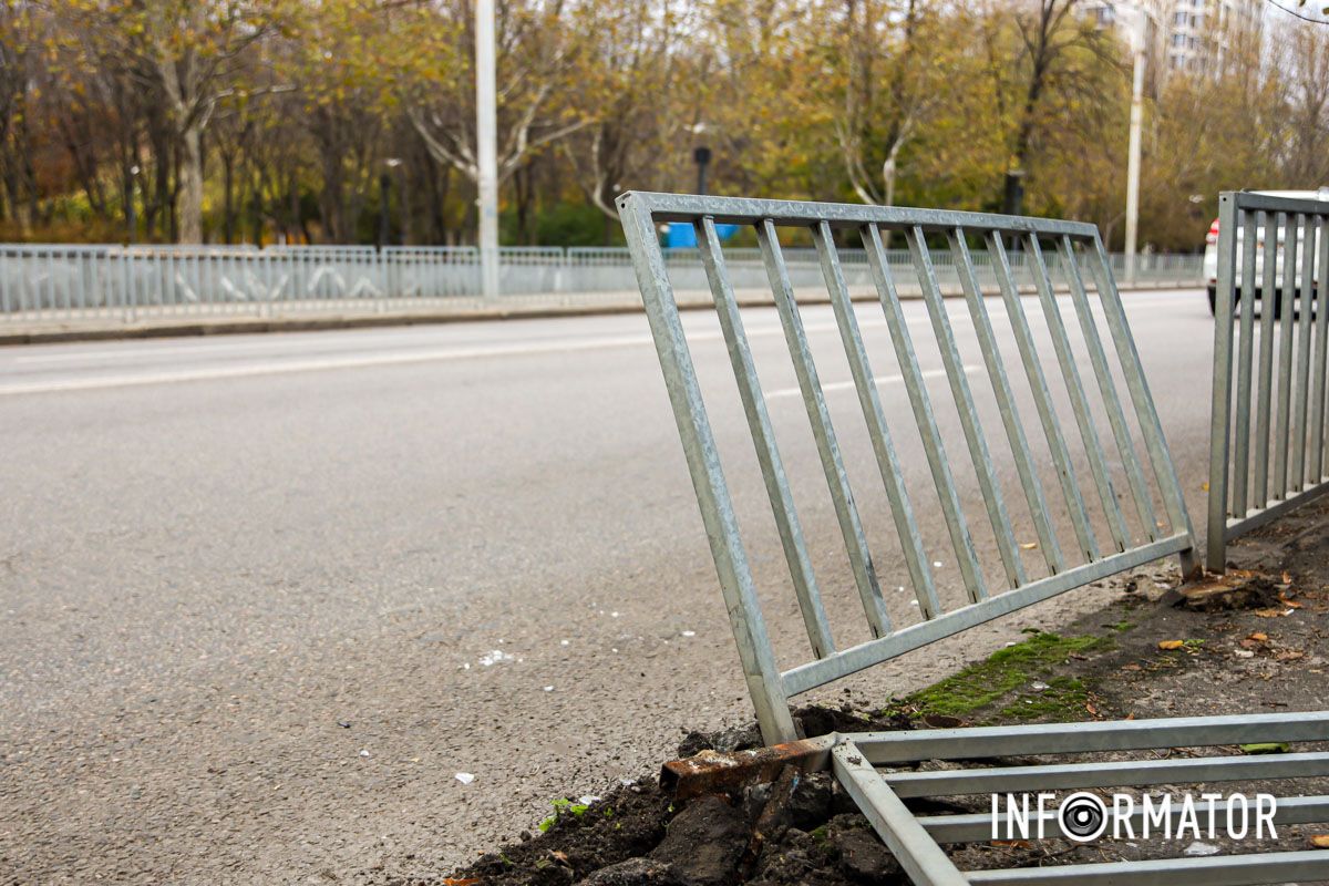 Водій ВАЗ розвернувся через подвійну суцільну смугу, врізався у паркан Водій ВАЗ розвернувся через подвійну суцільну смугу, врізався у паркан