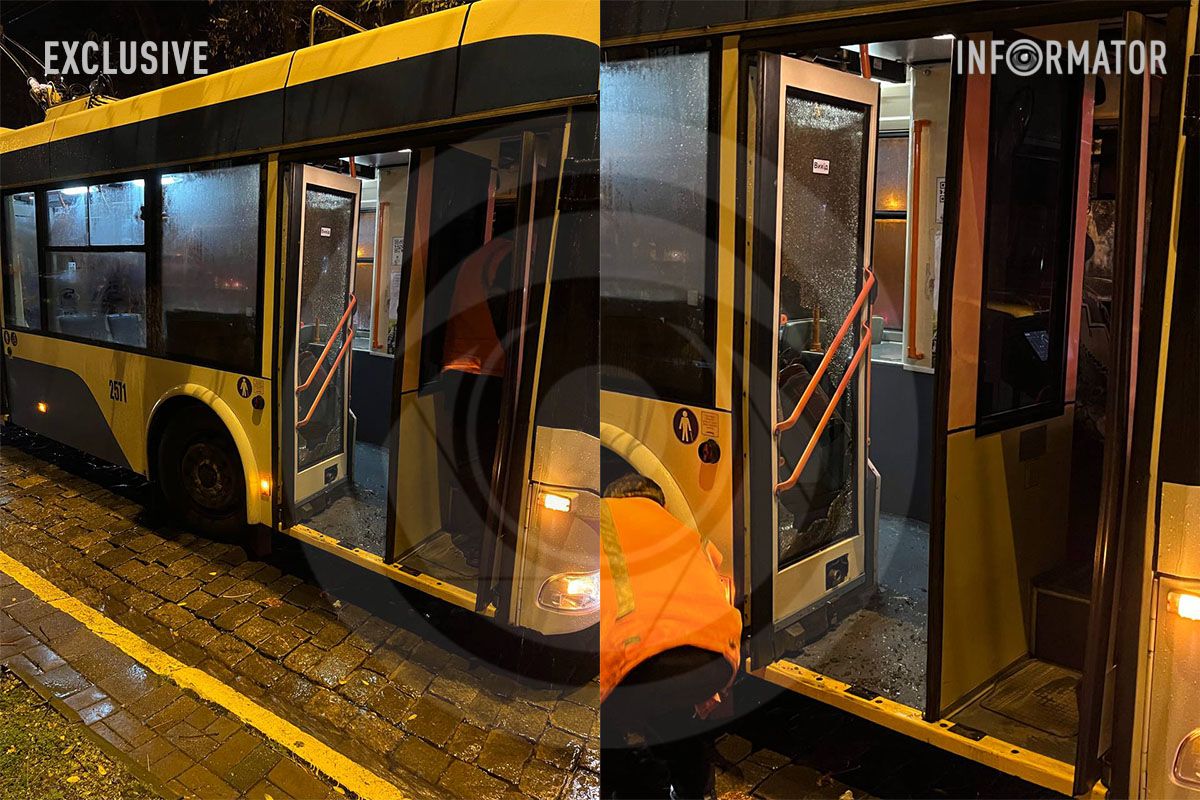 Разбитая дверь троллейбуса Разбитая дверь троллейбуса