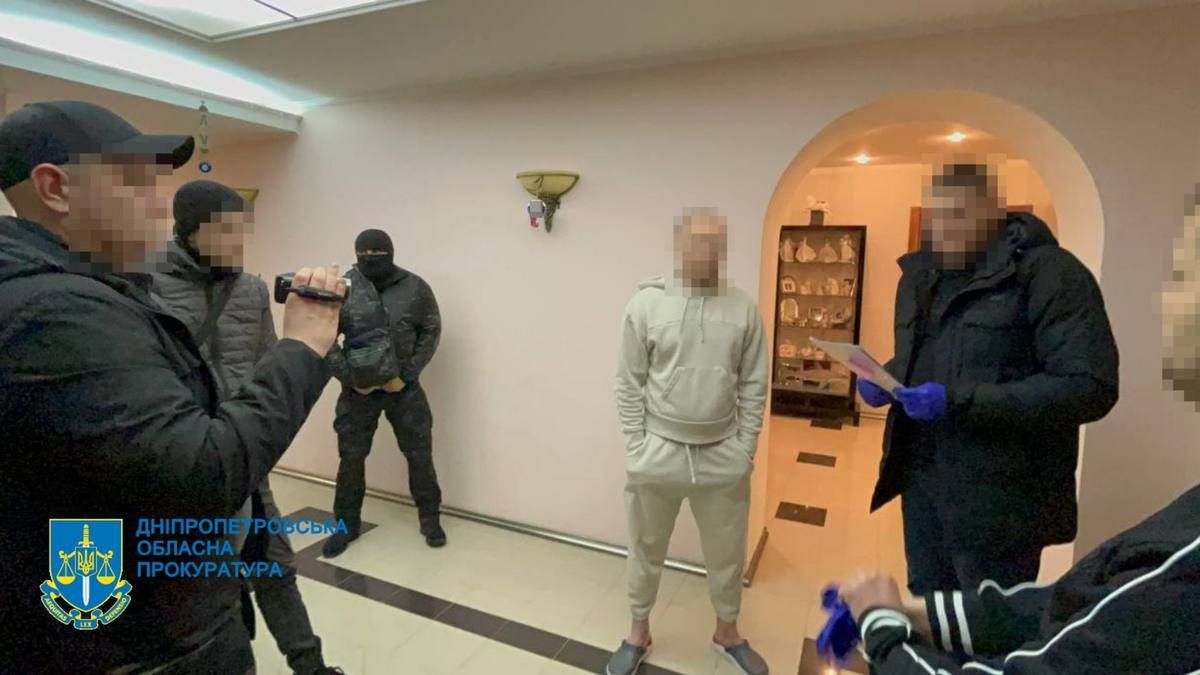 Колишній очільник Новомосковської районної державної адміністрації створив злочинну організацію з двома “кримінальними авторитетами” Колишній очільник Новомосковської районної державної адміністрації створив злочинну організацію з двома “кримінальними авторитетами”